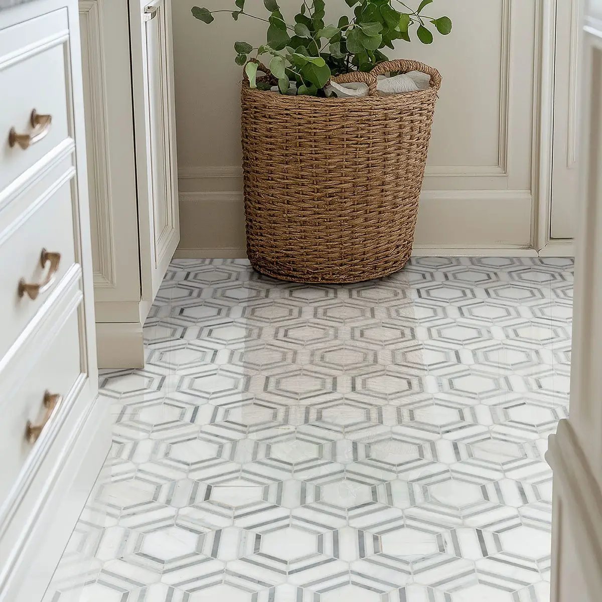 Georama Grigio Polished Pattern Marble Mosaics in a finished room