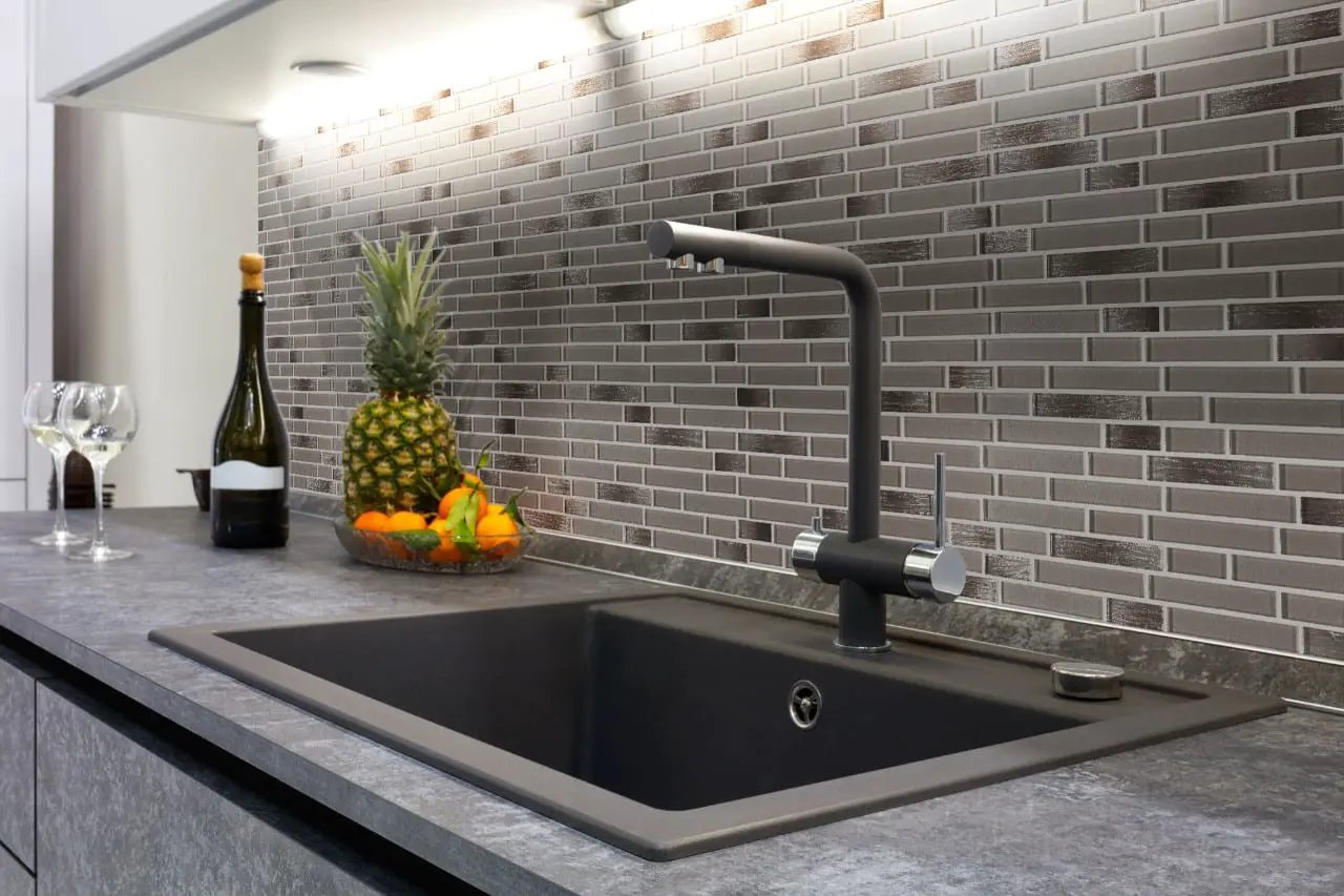 Champagne Blend Interlocking 6mm Pattern Glass Mosaics in a finished room