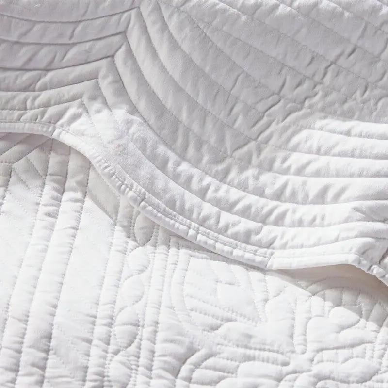 Full/Queen size 3-Piece Reversible Scalloped Edges Microfiber Quilt Set in White by HomePacific