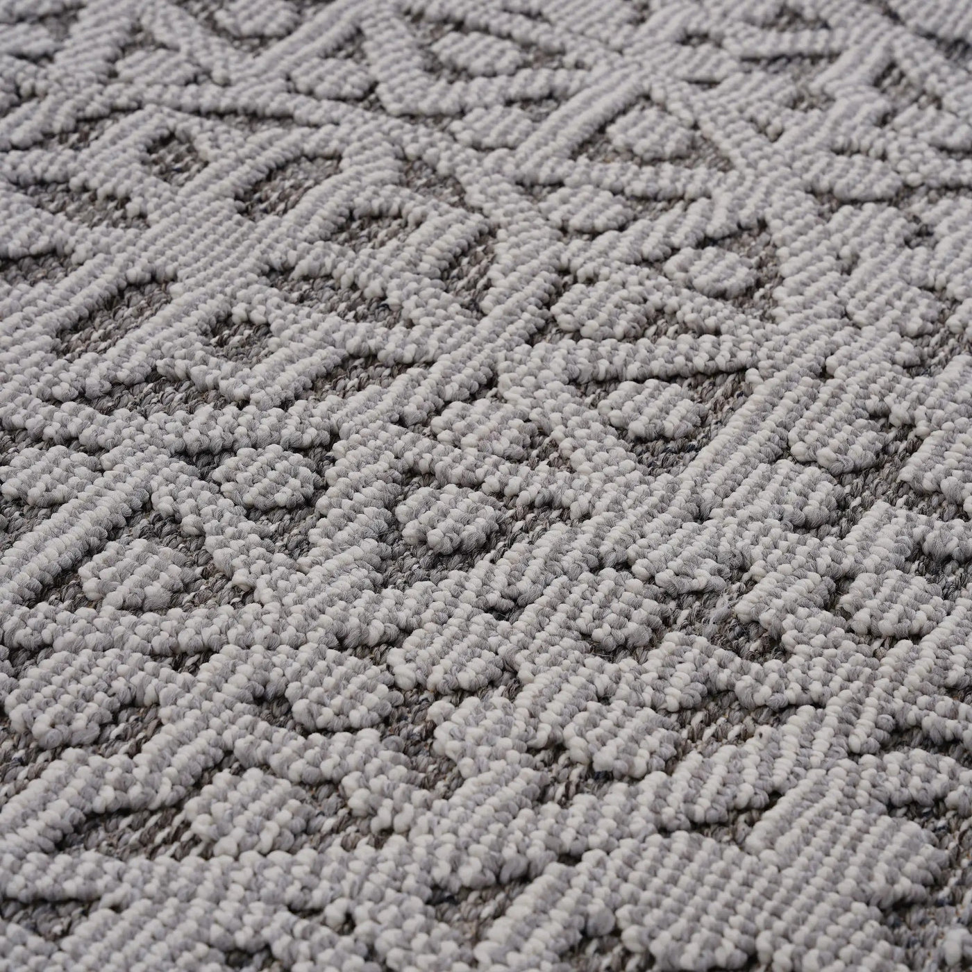 Guros Collection 4' x 6' Area Rug by HouseOfZazla