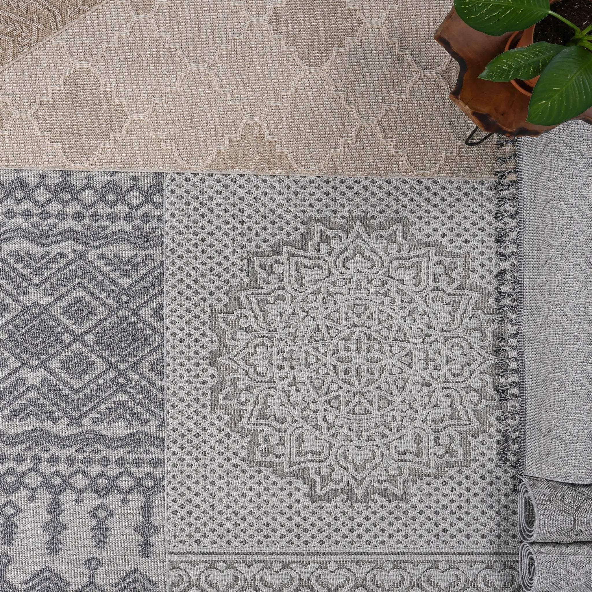 Guros Collection 4' x 6' Area Rug by HouseOfZazla