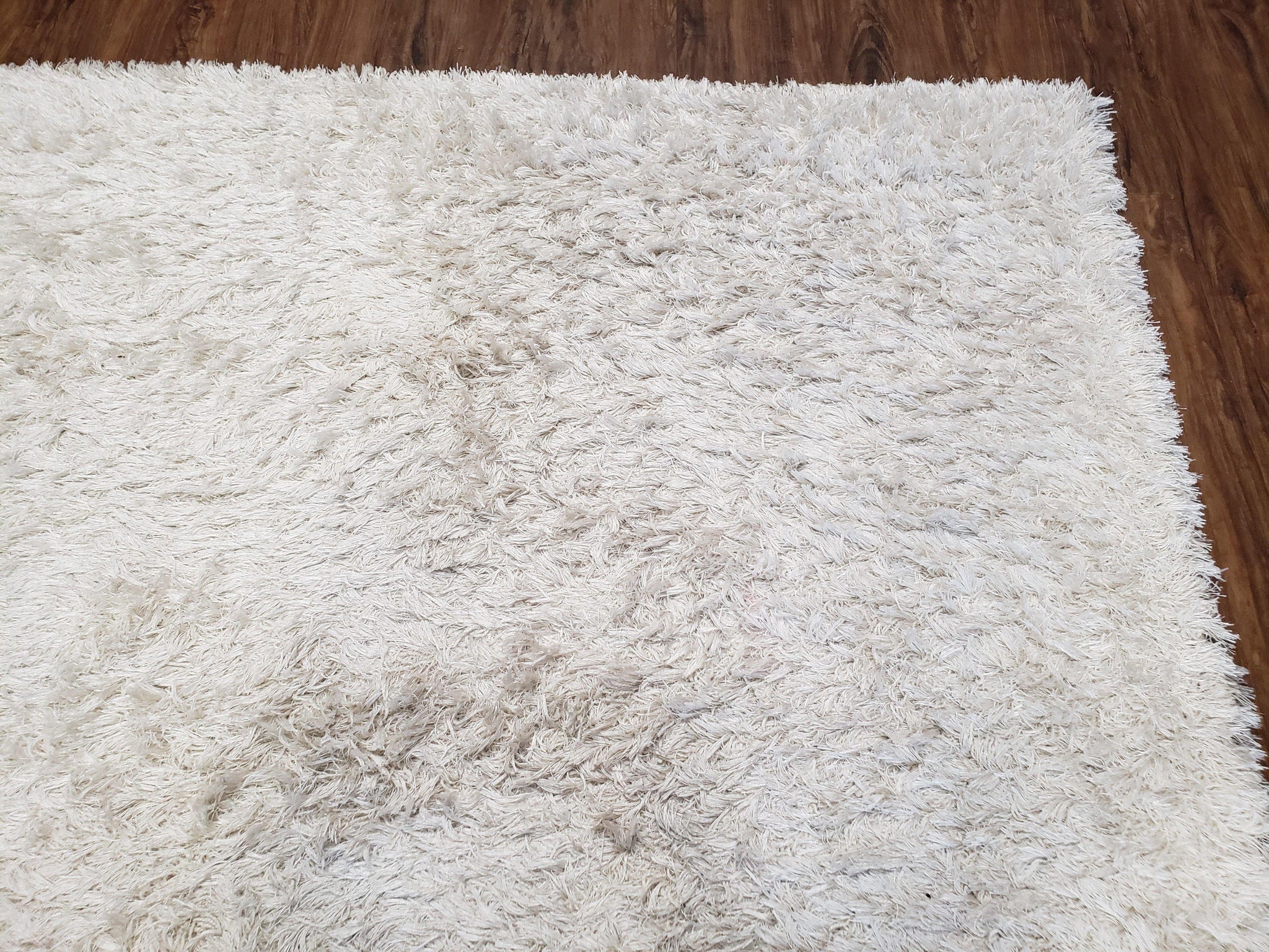 Safavieh Shag Rug 5x8, Pearl White Color, Isaac Mizrachi Shag Collection 5x7 Carpet, High Pile Soft Fluffly Bedroom Rug, Living Room Rug by Jewel Rugs
