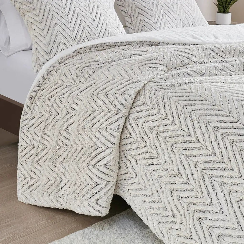 Full/Queen Ultra Plush Down Alternative Comforter Set by HouseOfZazla