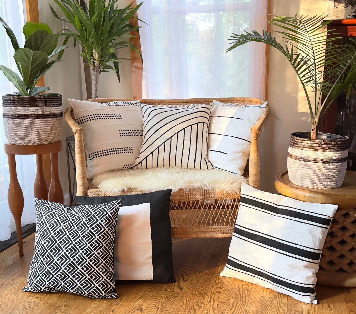 Geo Flowers Black Sadza Pillow, photo 3 of 4