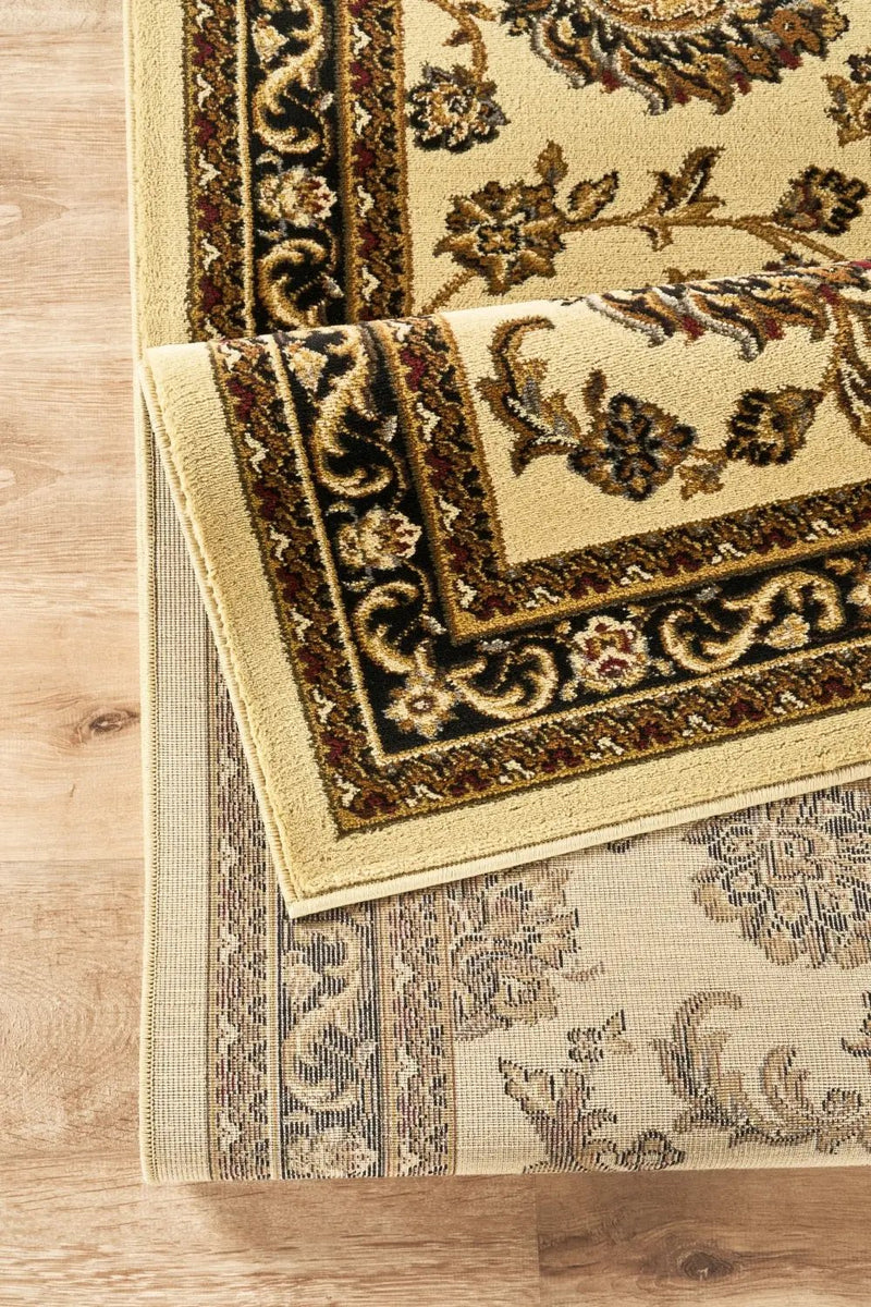 Classic GC_VIN5011 Cream Area Rug by HouseOfZazla