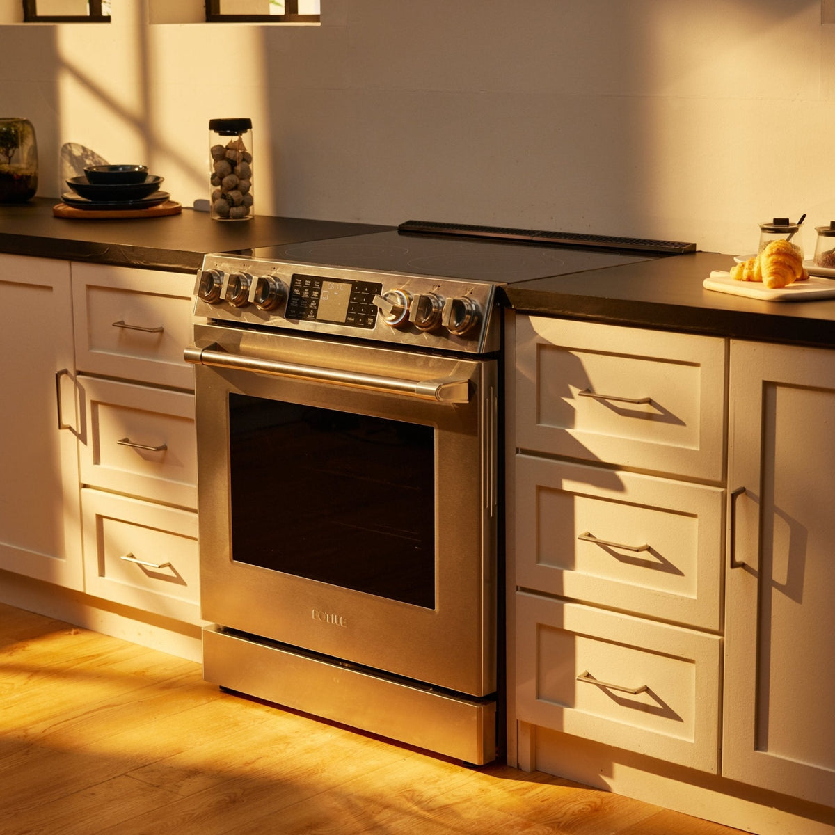 FreshBake™ 30" Electric Range ∙ Model RES30552, photo 19 of 26