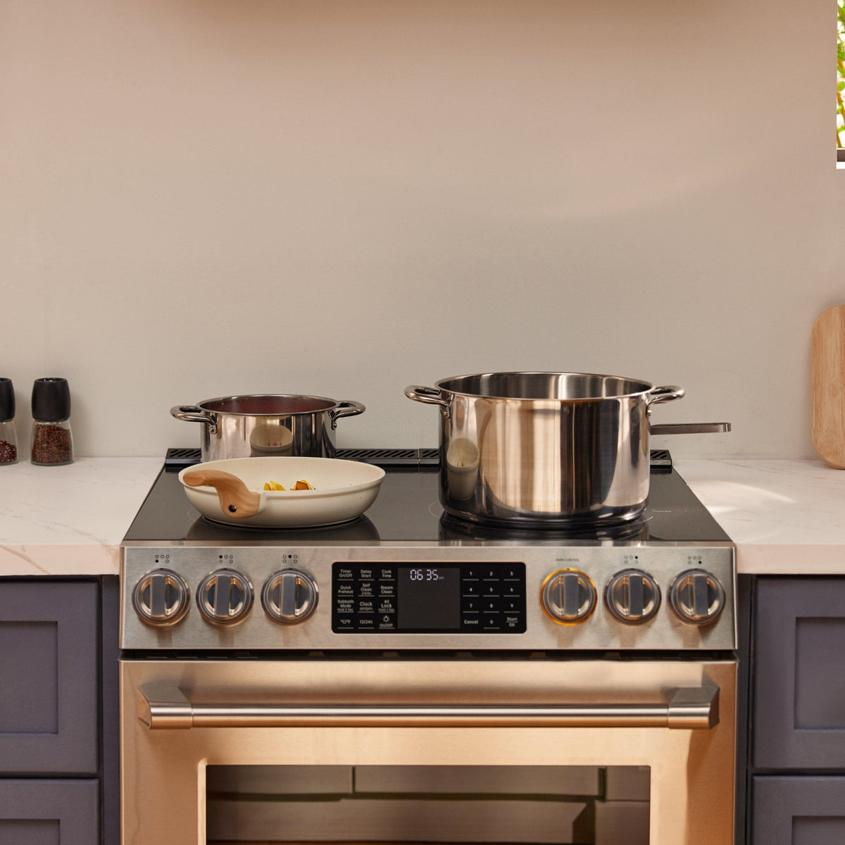 FreshBake™ 30" Electric Range ∙ Model RES30552, photo 12 of 26