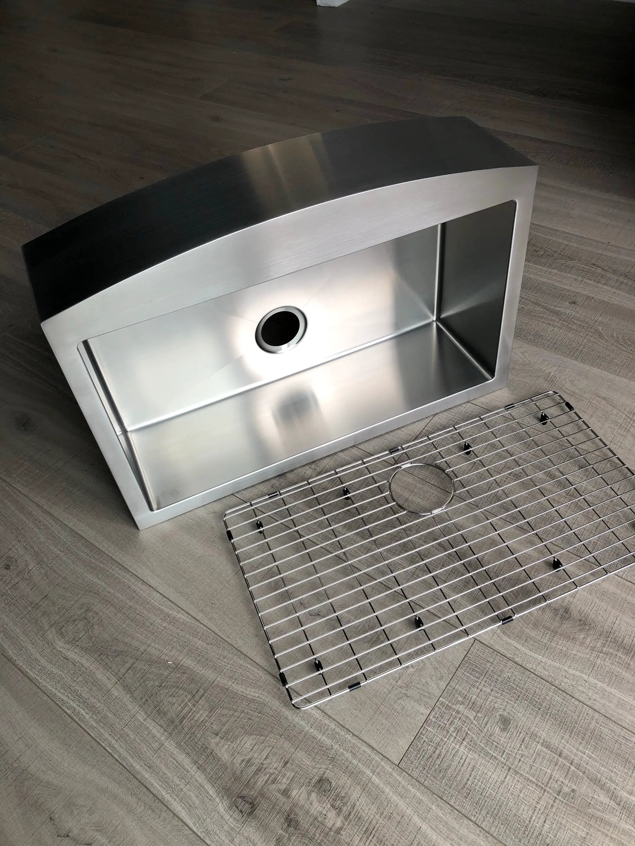 Zeek 33" Small Radius Apron Single Bowl Kitchen Sink ZH-AP33 by ZEEK