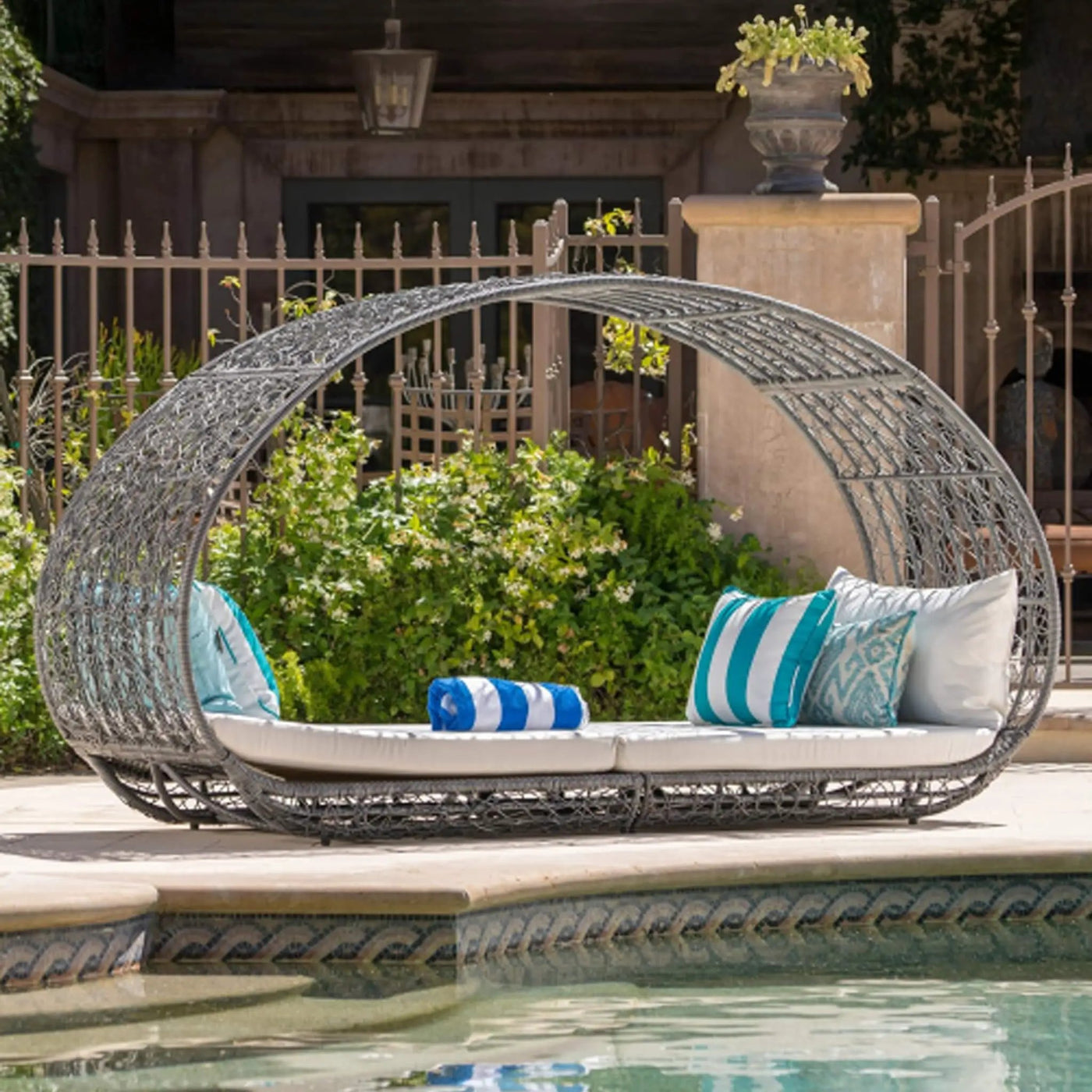 Alora Large 2-Person Abigal Outdoor Wicker Daybed With Aluminum Frame And Cushions (SAK23942) by SAKSBY WHOLESALE