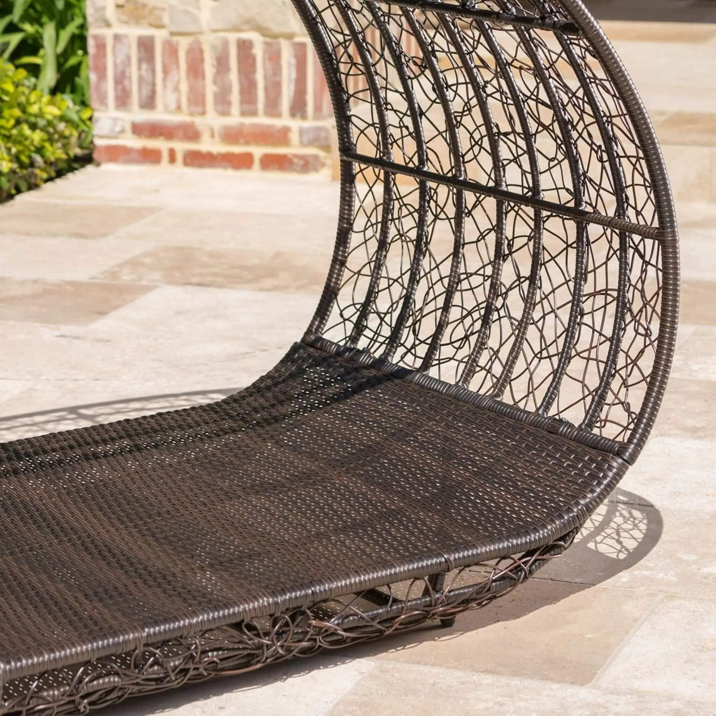 Alora Large 2-Person Abigal Outdoor Wicker Daybed With Aluminum Frame And Cushions (SAK23942) by SAKSBY WHOLESALE