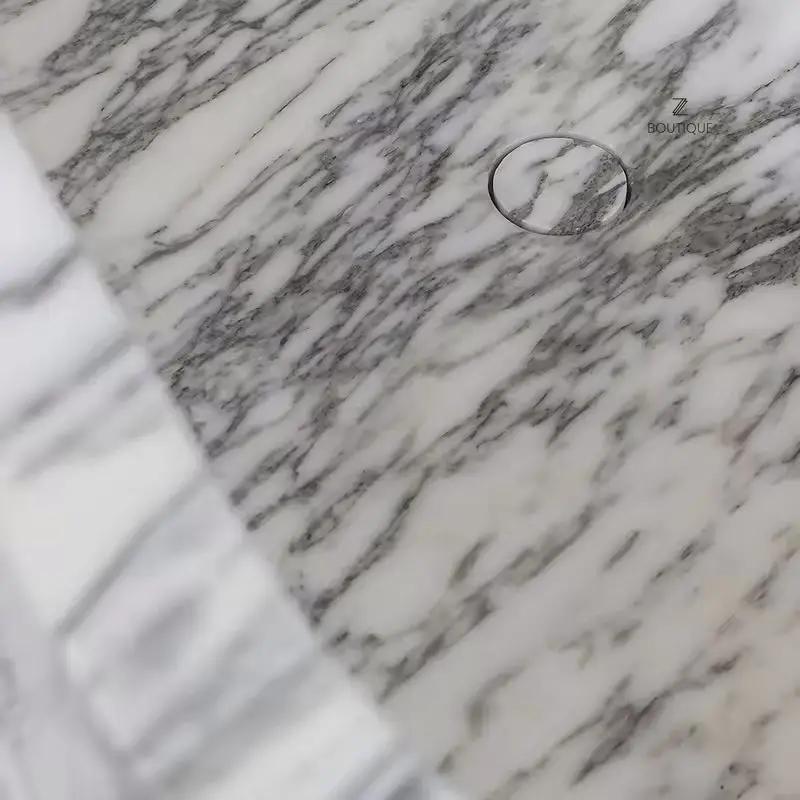 Queen Elizabeth Bathtub by Zicana Boutique