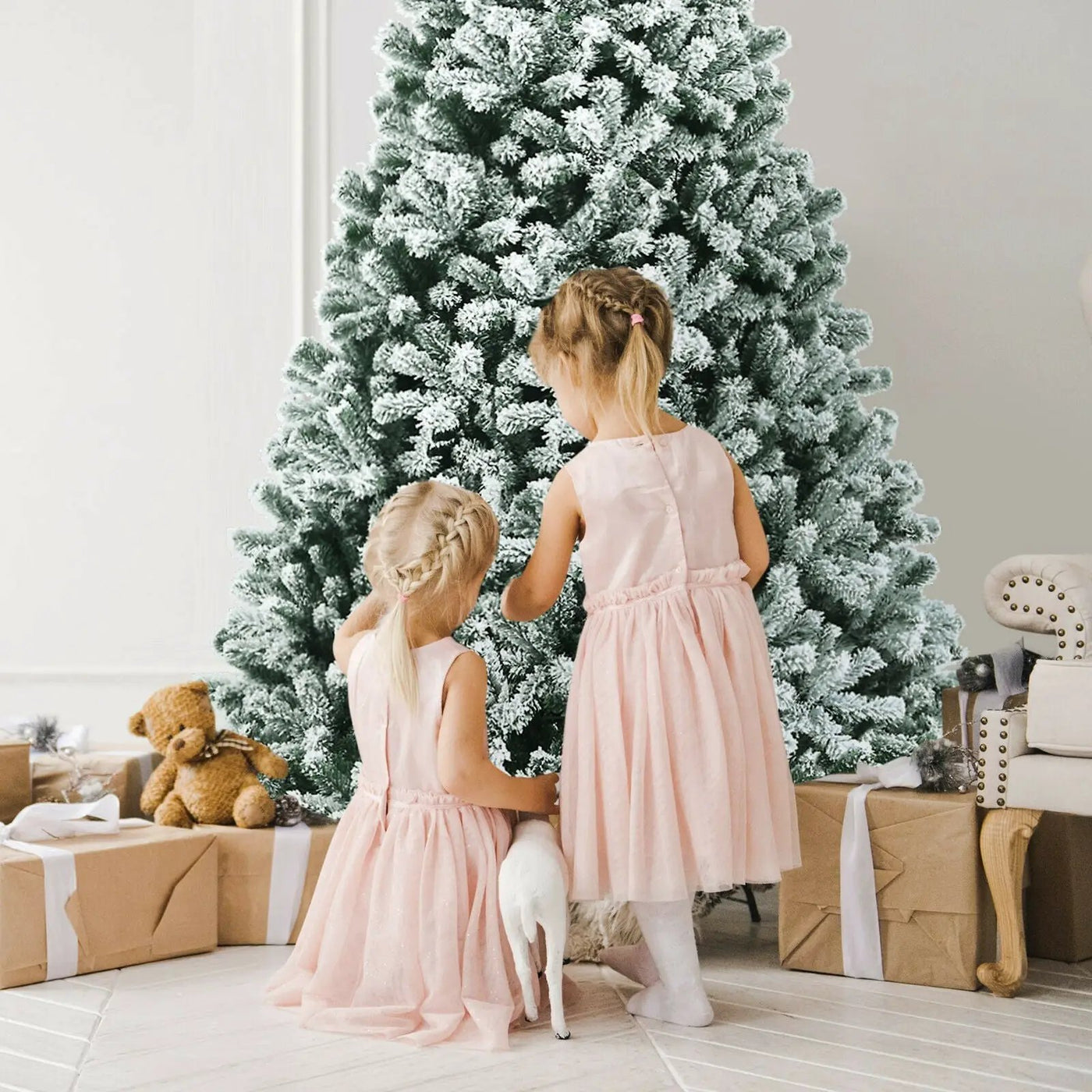 6 Feet Pre-lit Snow Flocked Hinged Christmas Tree with 928 Tips and Metal Stand by DirectDeals